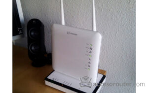 Router Teldat i-1104W de Movistar, blanco con dos antenas, en una instalación real