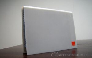 Livebox 1.1 de Orange, la caja blanca vista de canto sobre una mesa