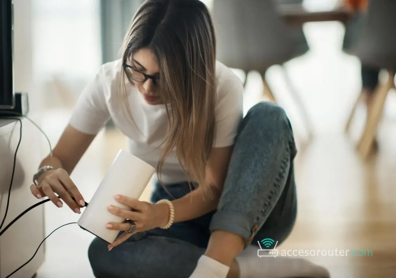 Mujer viendo la etiqueta del router para encontrar la contraseña.