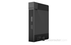 Livebox 6 de Orange, el router negro vertical, visto de lado