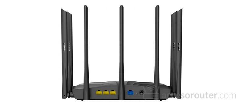 Trasera del router Tenda AC23 con sus antenas desplegadas, tres puertos LAN amarillos y el puerto WAN azul
