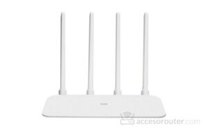 Router Xiaomi Mi Router 4A blanco con sus cuatro antenas