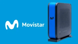 Router WiFi 7 de Movistar sobre el fondo azul corporativo de la marca